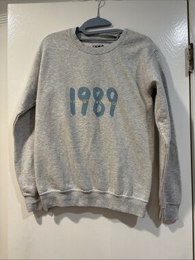 Taylor Swift 1989 Taylor’s Version Official Merch Graphic Crewneck Light Gray XS